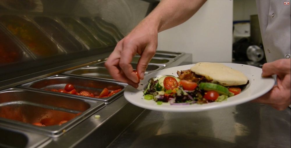 Hotel Portrush Adelphi Exterior foto A salad being prepared at a salad bar