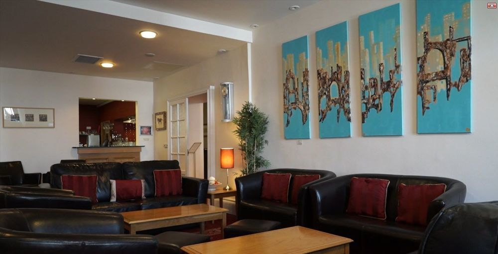 Hotel Portrush Adelphi Exterior foto The lounge at the airport