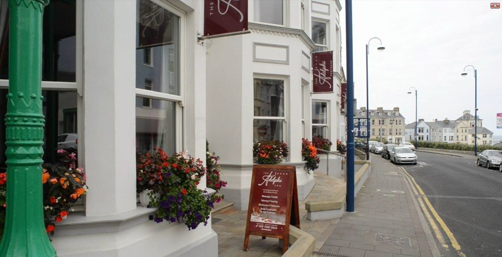 Hotel Portrush Adelphi Exterior foto The exterior of the restaurant in 2007