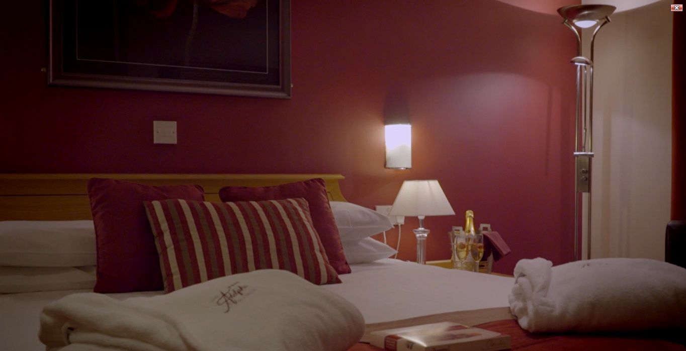 Hotel Portrush Adelphi Exterior foto A bedroom at the hotel