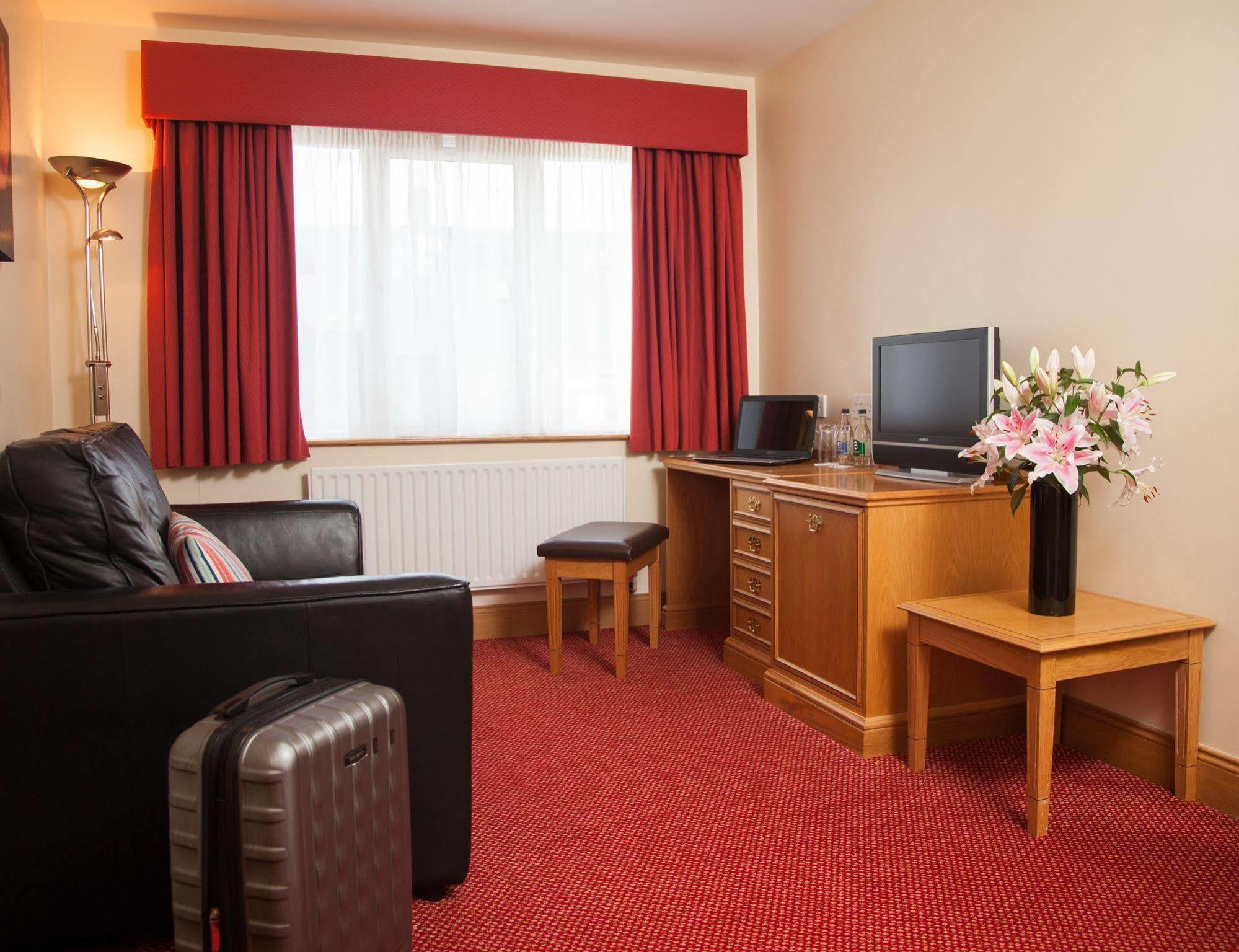 Hotel Portrush Adelphi Exterior foto A typical hotel room