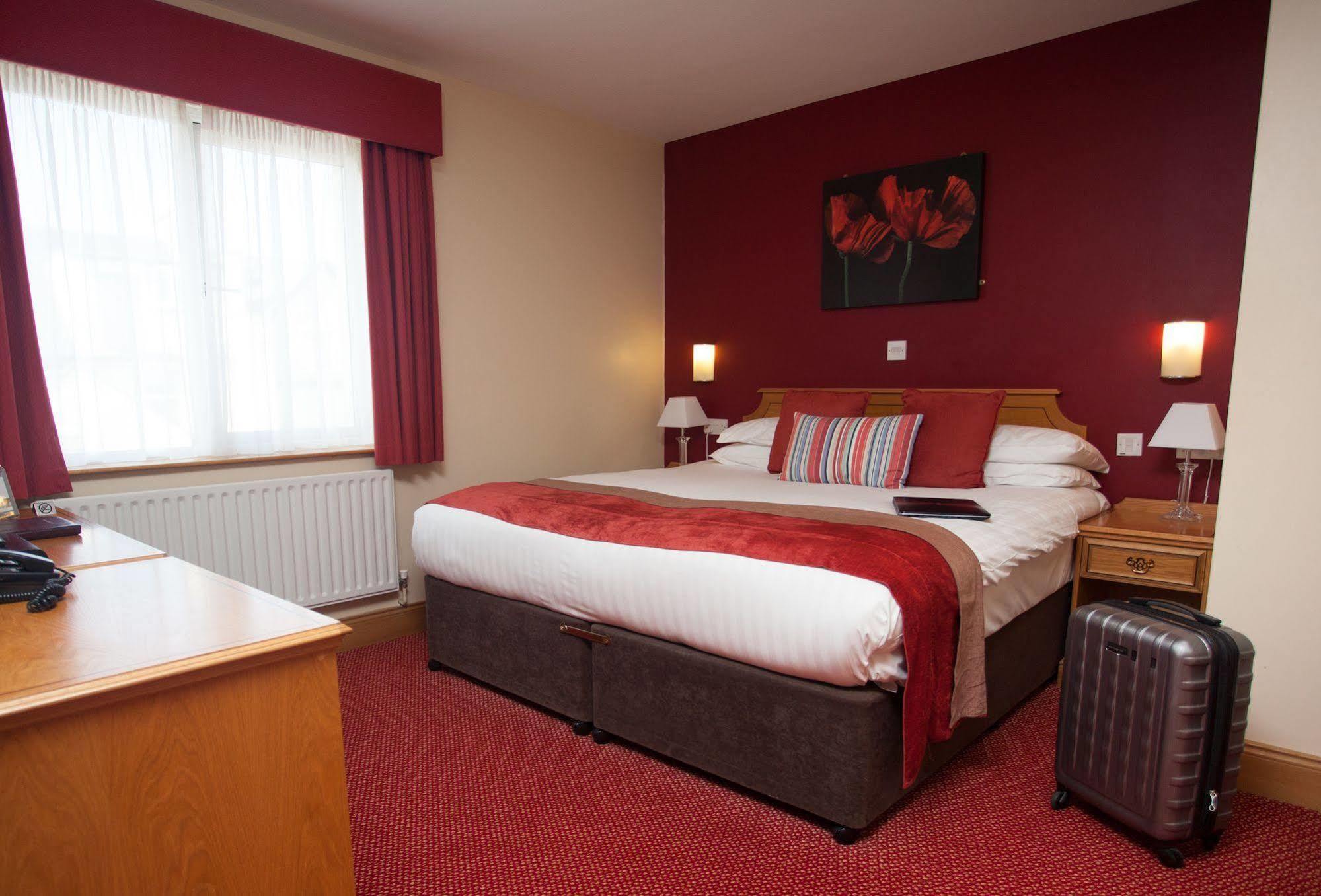 Hotel Portrush Adelphi Exterior foto A typical bedroom at the hotel